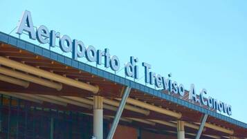 Das äußere Erscheinungsbild des Aeroporto di Treviso A. Canovate mit moderner Architektur und deutlicher Beschilderung.