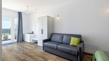 Superior Quadruple Room, Garden View | Living area