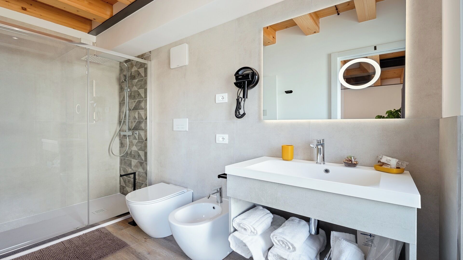 Familien-Vierbettzimmer, Gartenblick | Badezimmer