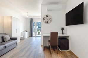 Superior Quadruple Room, Garden View | Living area - LUXÈA (Preganziol)