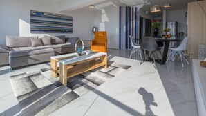 Ein modernes Wohnzimmer mit einer Couch, einem Couchtisch und einem Essbereich.