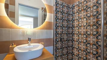 Habitación cuádruple, para no fumadores, vista al jardín | Baño