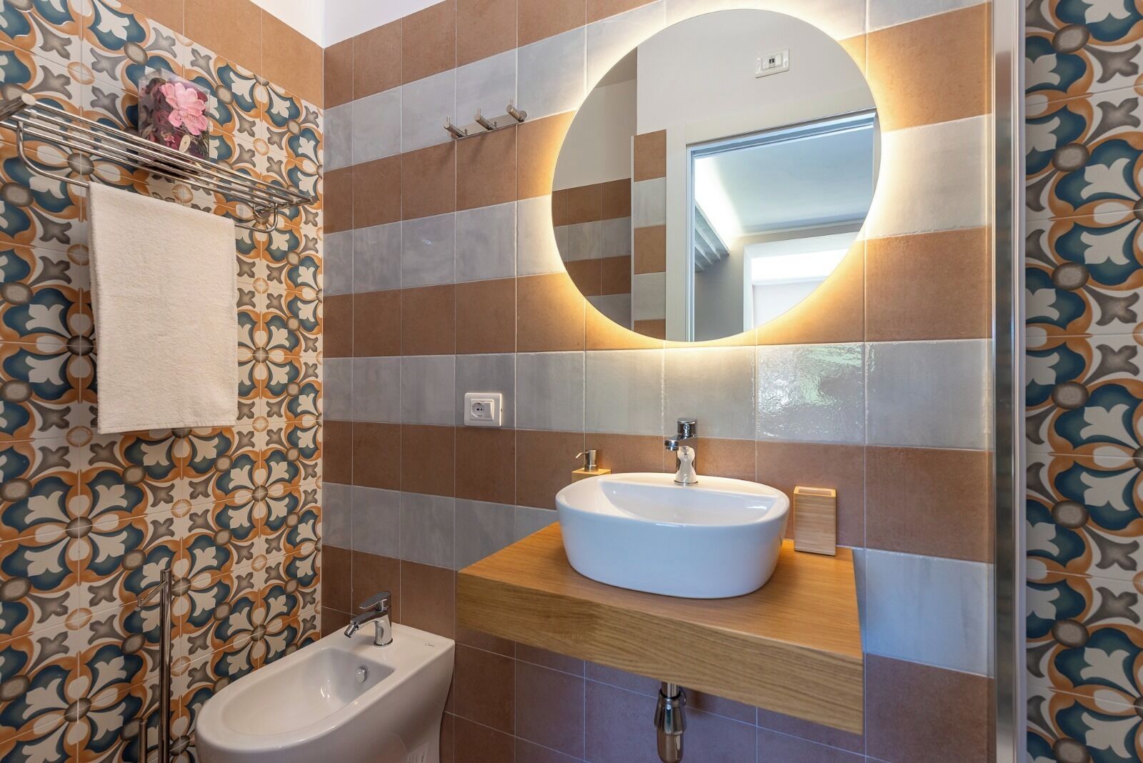 Ein Badezimmer mit Waschbecken, Spiegel und Bidet.