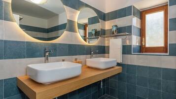 Room, 1 Queen Bed, Garden View | Bathroom