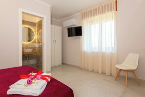 Room, 1 Queen Bed, Garden View | Free WiFi