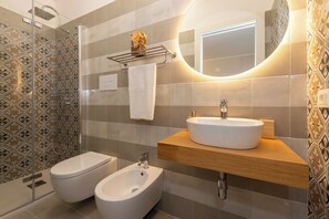 Room, 1 Queen Bed, Garden View | Bathroom
