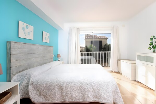 Room - Apartment 'Marcos' with Balcony, Wi-Fi and Air Conditioning (Port de Pollença)