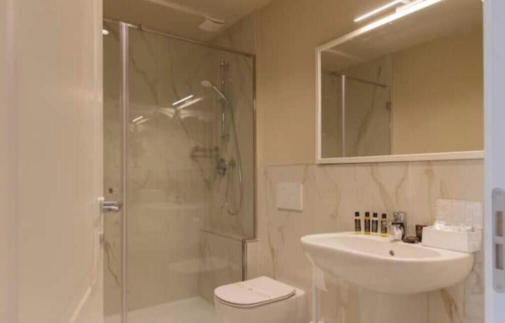 Douche, séchoir à cheveux, serviettes fournies, savon