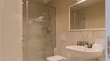 Douche, séchoir à cheveux, serviettes fournies, savon
