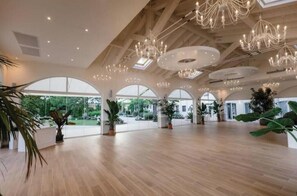 A spacious interior with high ceilings, large windows, and modern chandeliers. - Villa La Personala | Historic Villa with Pool in the Modenese Countryside (Mirandola)