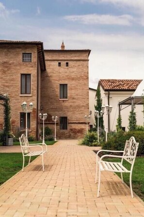 Terrace/patio - Villa La Personala | Historic Villa with Pool in the Modenese Countryside (Mirandola)