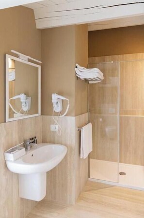Shower, hair dryer, towels, soap - Villa La Personala | Historic Villa with Pool in the Modenese Countryside (Mirandola)