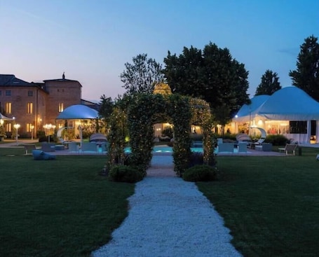 施設の敷地. Villa La Personala | Historic Villa with Pool in the Modenese Countryside