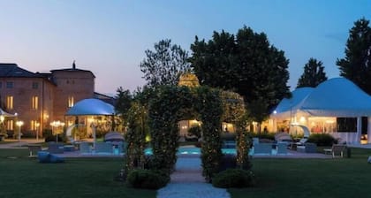 Villa La Personala | Historic Villa with Pool in the Modenese Countryside
