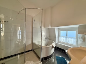 Shower, hair dryer, towels - Apartment 'Traveperle 1' with Private Terrace and Wi-Fi (Lübeck)