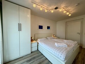 WiFi, bed sheets - Apartment 'Traveperle 1' with Private Terrace and Wi-Fi (Lübeck)