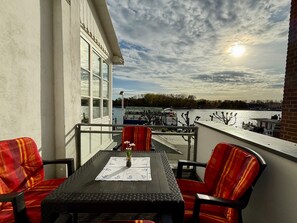 Outdoor dining - Apartment 'Traveperle 1' with Private Terrace and Wi-Fi (Lübeck)