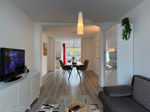 TV - Apartment 'Traveperle 1' with Private Terrace and Wi-Fi (Lübeck)