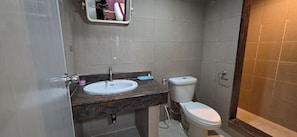 Deluxe Room, Sea View | Bathroom | Shower, slippers, towels, soap - Mahi Guest House & Restaurant (Pattaya)