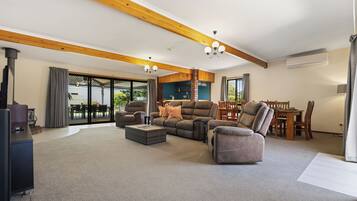 Smart TV, fireplace, books, stereo