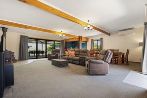 Smart TV, fireplace, books, stereo
