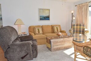 TV - Cherry Grove. 2 bedroom oceanfront condo. Pool. (North Myrtle Beach)