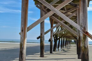 On the beach - Cherry Grove. 2 bedroom oceanfront condo. Pool. (North Myrtle Beach)