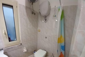 Ducha, secador de pelo y toallas