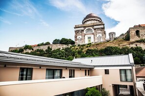 Ein modernes Gebäude mit flachem Dach, großen Fenstern und einem Balkon.