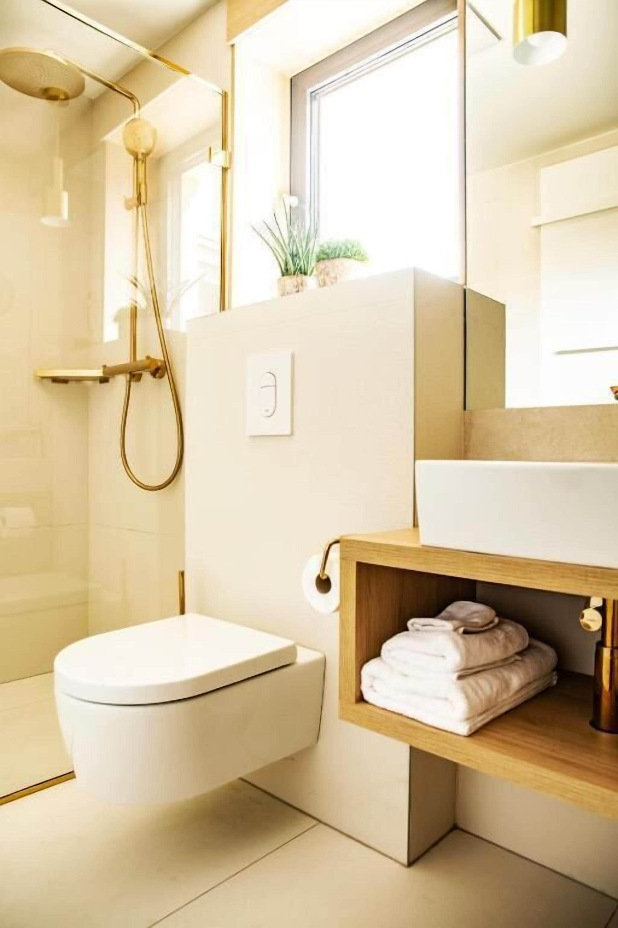 Luxe suite, uitzicht op stad | Badkamer | Een douche, gratis toiletartikelen, een haardroger, pantoffels