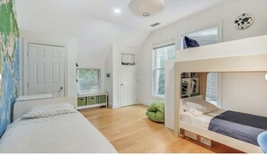 5 bedrooms, iron/ironing board, WiFi, bed sheets - Wainscott Gem Large, Modern Home great for families - 1 mile to ocean/easy bike (Wainscott)