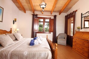 WiFi, bed sheets - Villa Can Tia in Pollensa with Pool, Garden & Wi-Fi (Illes Balears)