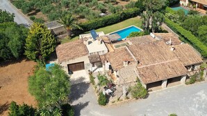 An aerial view of a residential property with a swimming pool, a covered patio, and a garden. - Villa Can Tia in Pollensa with Pool, Garden & Wi-Fi (Illes Balears)