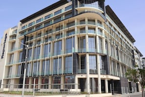 Exterior - 1BR Masdar Getaway | Poolside Living w/ Parking (Abu Dhabi)