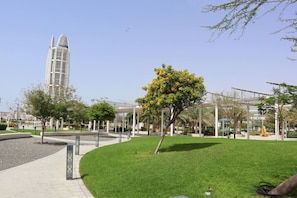 Un parc doté d’un bâtiment moderne, de sentiers et d’espaces verts.