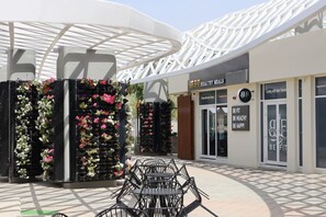 Outdoor dining - 1BR Masdar Getaway | Poolside Living w/ Parking (Abu Dhabi)