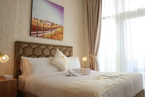 Room - 1BR Masdar Getaway | Poolside Living w/ Parking (Abu Dhabi)