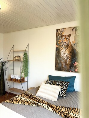 Iron/ironing board, internet, bed sheets - Large 3 bedroom apartment with balcony, WLAN & parking space (Satteldorf)