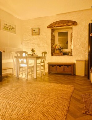 Dining - 3 Bed Barn - Sleeps 4 - Parking - Golf - Alpacas (Londonderry)
