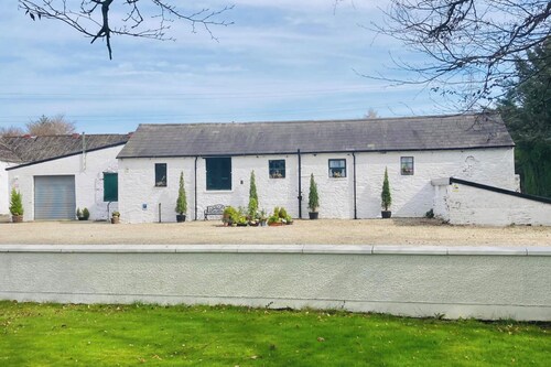 Rustic Charm Retreat in Londonderry Countryside