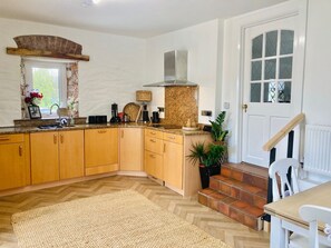 Fridge, microwave, oven, stovetop - 3 Bed Barn - Sleeps 4 - Parking - Golf - Alpacas (Londonderry)