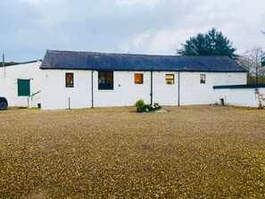 Exterior - 3 Bed Barn - Sleeps 4 - Parking - Golf - Alpacas (Londonderry)