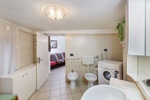 Shower, hair dryer, towels - Holiday Home 'Fortalba House Amalfi Coast' with Sea View, Wi-Fi and Air Conditioning (Dragonea)