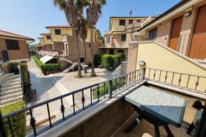 Outdoor dining - Homiday - The Village, Two Bedroom Apartment with Sea View (Tortoreto)