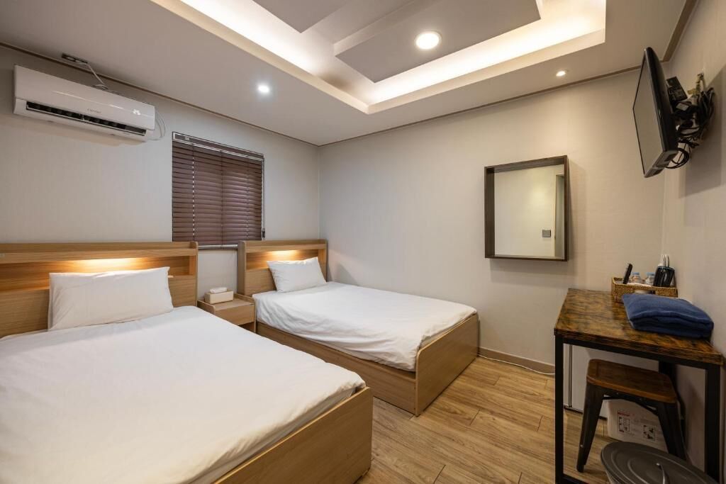 Kahden hengen huone (kaksi sänkyä)