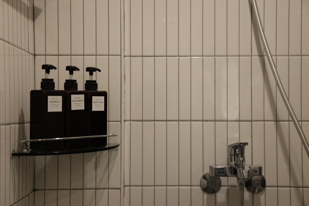 Kahden hengen huone | Kylpyhuone | Suihku, hiustenkuivaaja, tohvelit, pyyhkeet