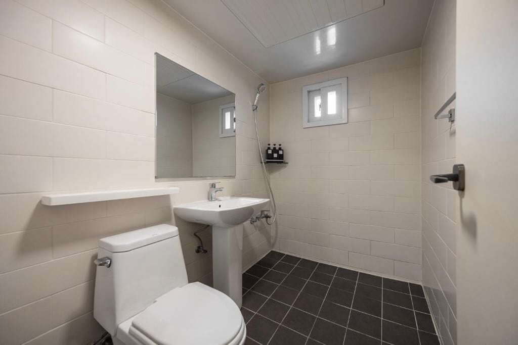 Zweibettzimmer | Badezimmer | Dusche, Haartrockner, Hausschuhe, Handtücher
