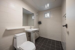 Zweibettzimmer | Badezimmer | Dusche, Haartrockner, Hausschuhe, Handtücher