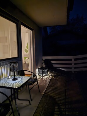 Outdoor dining - Lake Loft Salzburg Apartment – Private Garden, Pet-Friendly & Wi-Fi (Seeham)