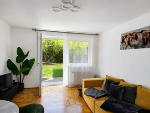 TV - Lake Loft Salzburg Apartment – Private Garden, Pet-Friendly & Wi-Fi (Seeham)